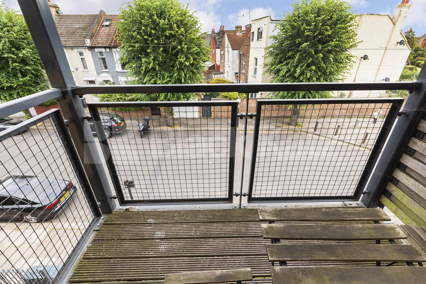 Modern & stylish 2 bedroom property located close to a Piccadilly Line Dunbar Road, Wood Green 